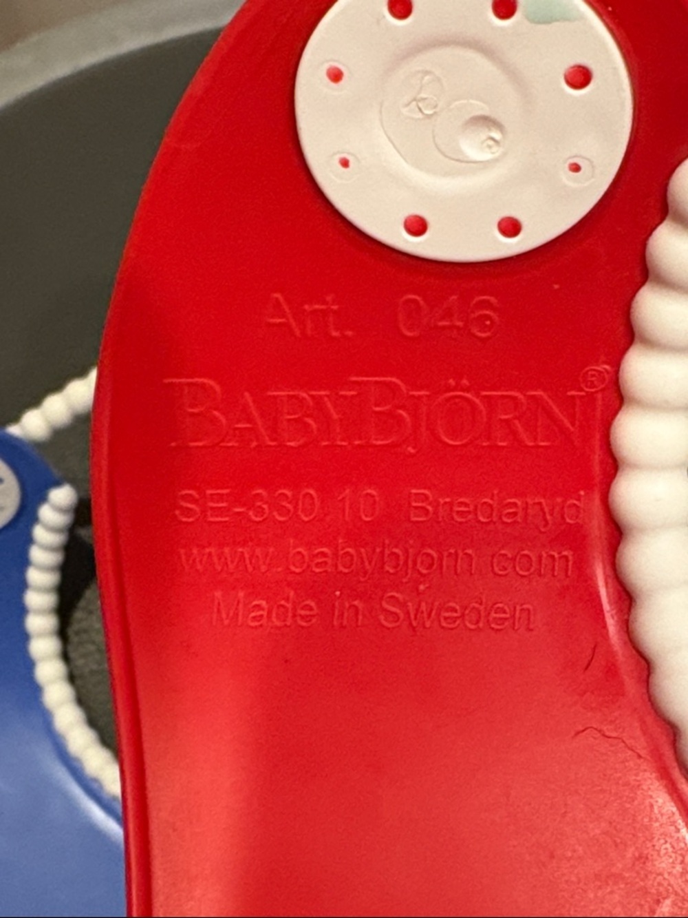 BabyBjörn Soft Silicone Bibs in Blue and Red 2-Pack - Picture 6 of 6